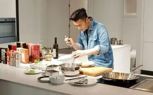 黄子韬|5位拥有“神技能”的明星，徐锦江一幅画卖80万，黄子韬多才多艺