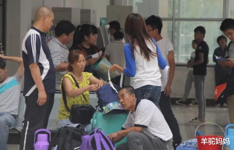羊驼妈妈|00后大学生用“尿素袋”装行李,引发网友热议:很朴实但需要勇气