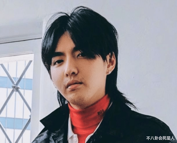 王一博|顶流男星颜值滑坡？千玺少年感减少，朱一龙显老态王一博脖子练粗