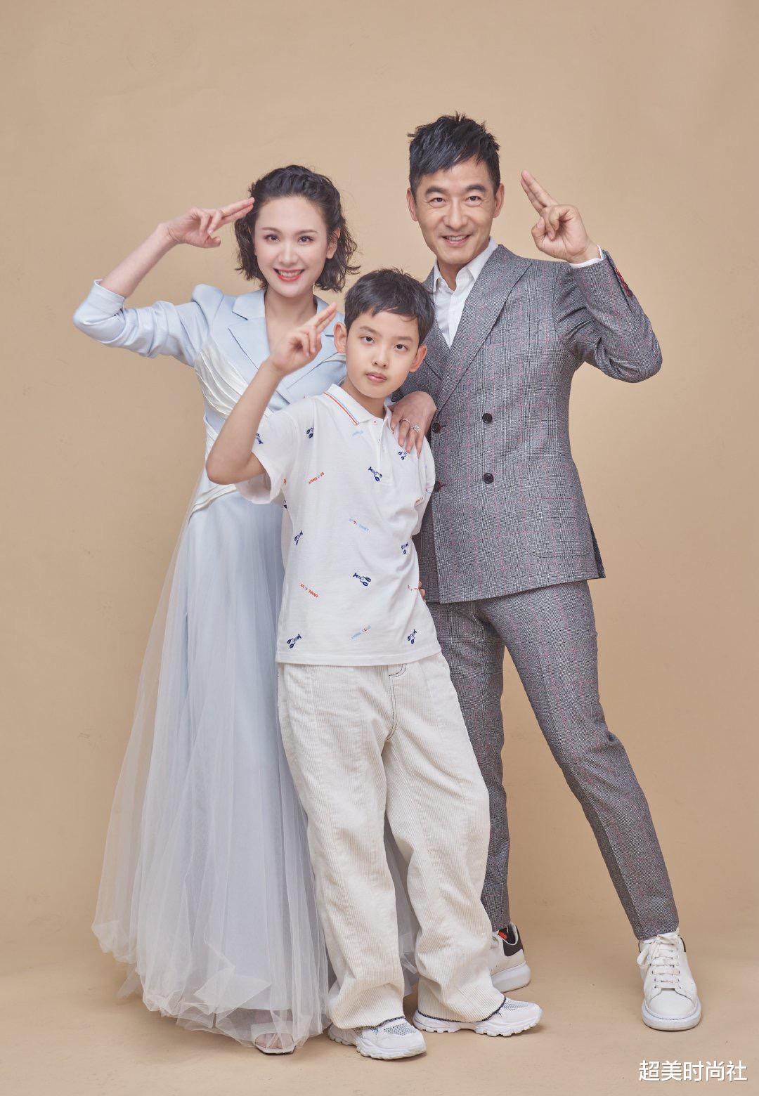 程莉莎|程莉莎儿子被赞“国产混血”！曾是眼镜龅牙弟，现逆袭为帅气暖男