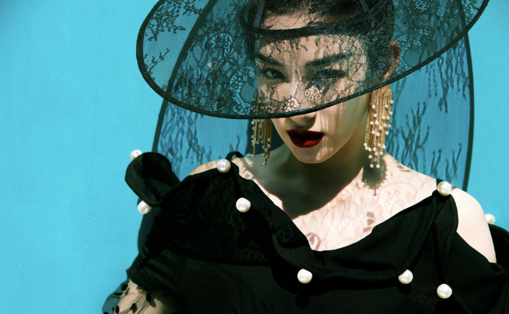 黄奕|黄奕与女儿拍纯白故事感大片，妈妈酷飒刚毅，黄芊玲公主范儿十足