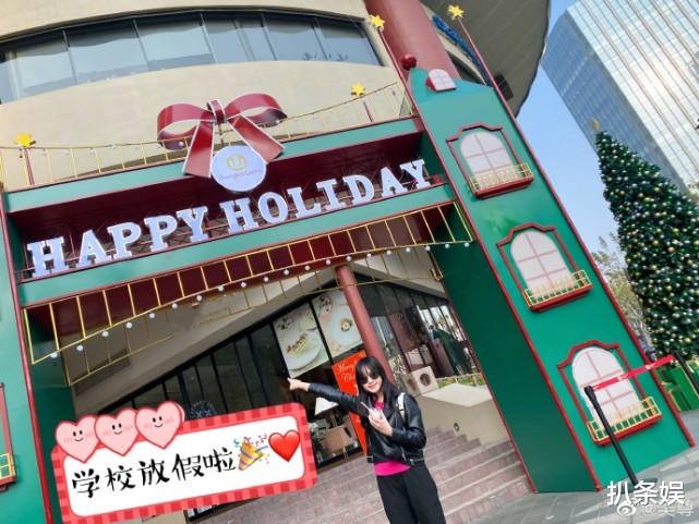 吴尊|吴尊晒照庆儿女放寒假，获女儿投喂满脸幸福，NeiNei越长越像妈妈