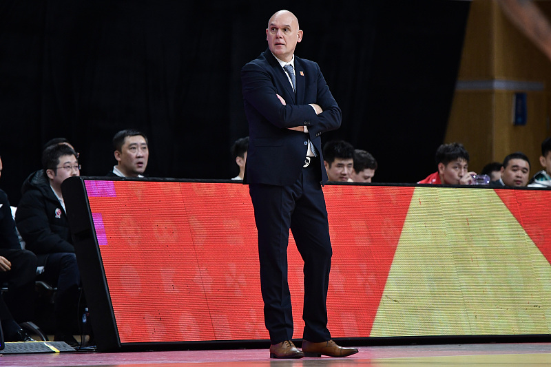 上海男篮|上海惨遭大逆转!一人成遮羞布,郭昊文迷失,洋帅弃用一将成败笔