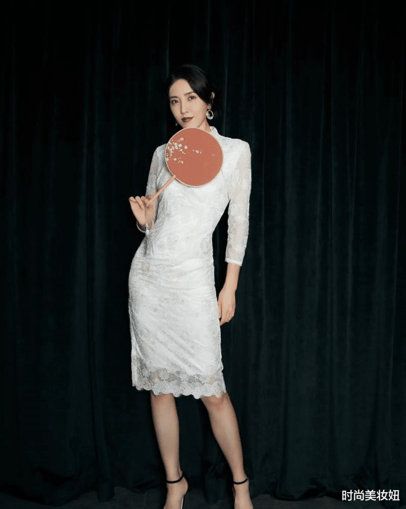 时尚美妆妞|曾黎这回真会穿,黑色深V西装裙配长靴高级洋气,藏着黑丝太撩人