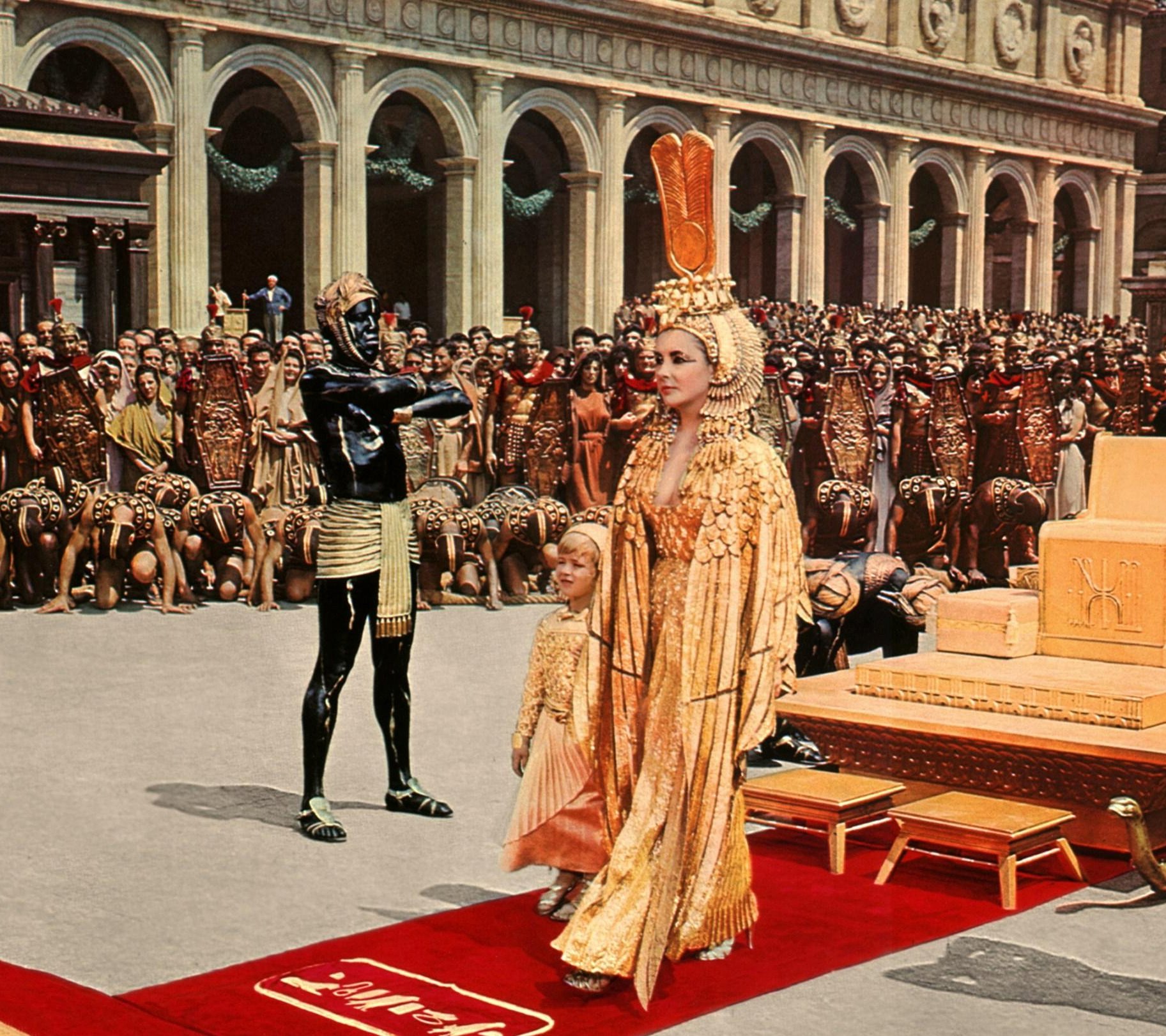 伊丽莎白·泰勒|《埃及艳后》服装：不符合历史，但强调了伊丽莎白·泰勒的美丽。