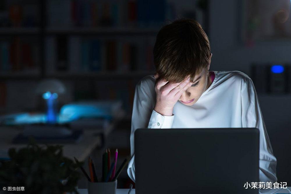 化妆品|女人不想油光满面，少涂化妆品，坚持“吃5样忌3事”，素颜也好看