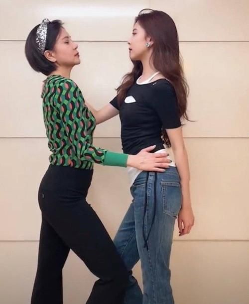 宋妍霏|看宋妍霏的妈妈才明白，金钱决定一个女人的气质