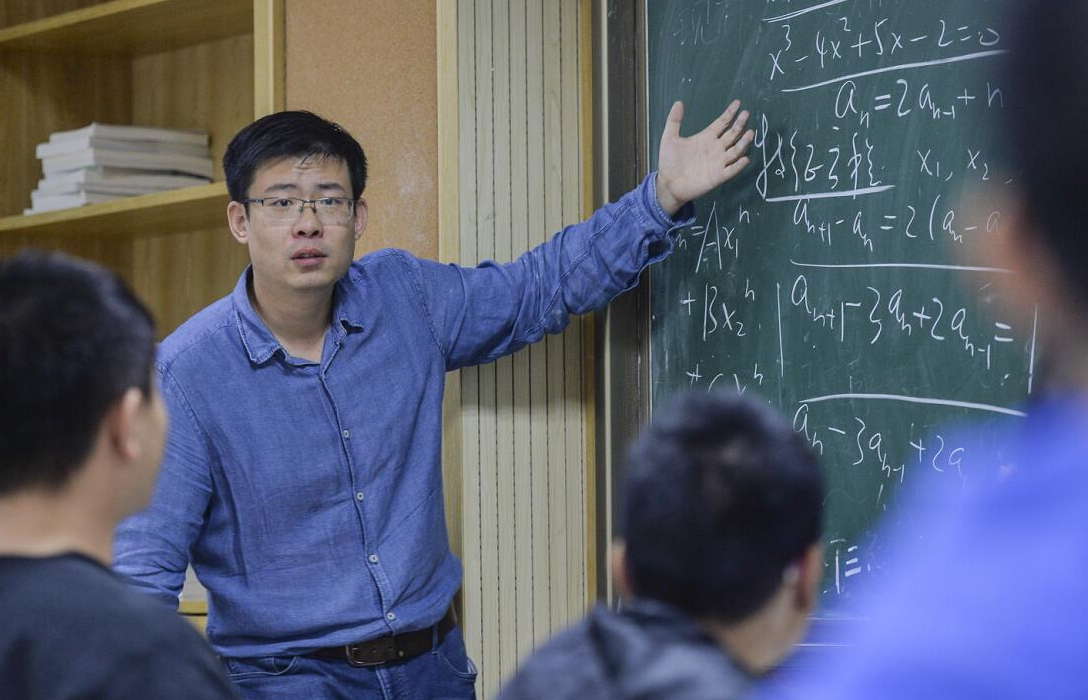 教师|中小学教师迎来“大换血”，招聘门槛创新高，本科生不再吃香