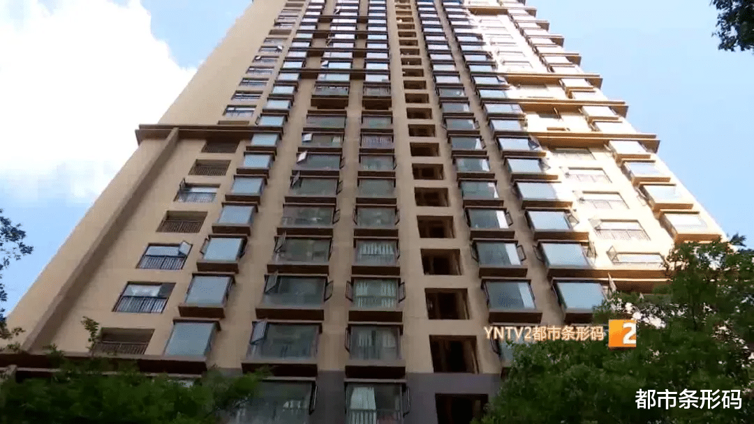 都市条形码 昆明一小区18楼住户连续高空抛物10分钟，邻居怒了！竟是3岁“熊孩子”干的！