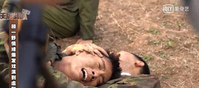 肖战|《王牌》排长去世花絮，肖战情绪爆发累倒，哭戏一整套流程很专业