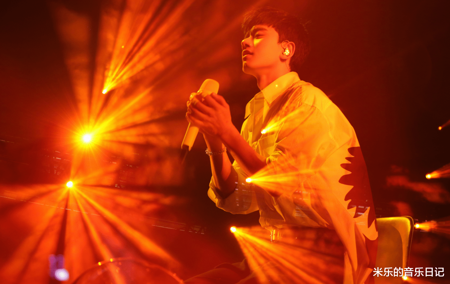 张杰|张杰是什么神仙偶像啊，演唱会居然还有线上直播？让粉丝一起狂欢