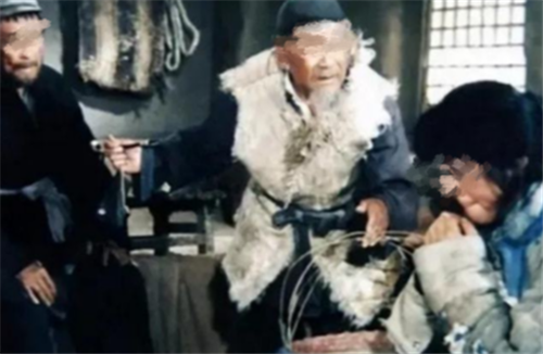 宁夏“狗食人”案:凶手杀三个情人碎尸喂狗,还带狗演过谢晋电影