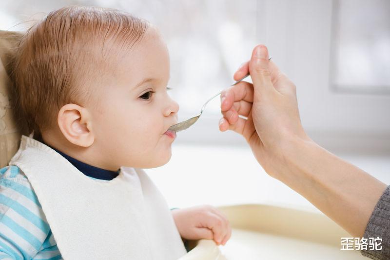 歪骆驼|新手妈妈须知,宝宝的辅食该怎么添加,才能降低食物过敏的风险?
