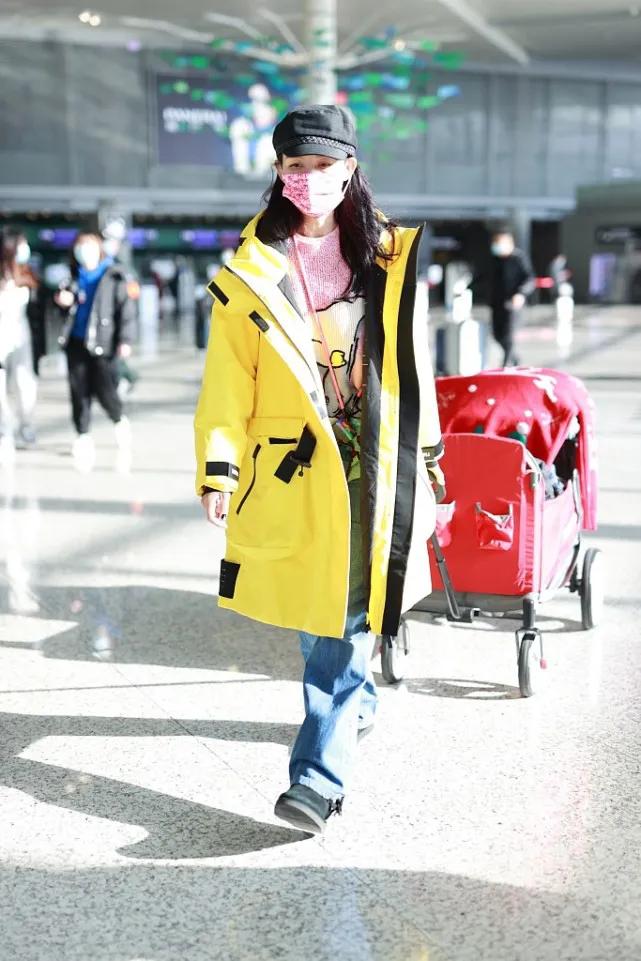 蔡少芬|蔡少芬带三娃出行好操心,2岁儿子坐婴儿车超酷,俩女儿乖巧懂事