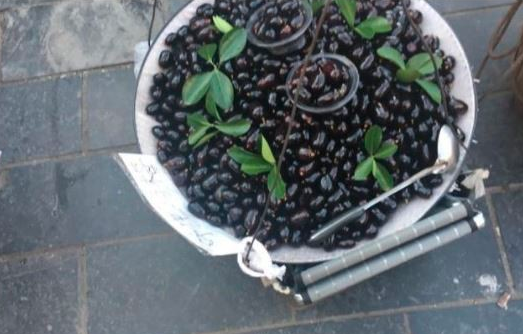 萱爸育儿经|母子重庆旅行买到“金西梅”，当地人：这种假水果别给孩子吃