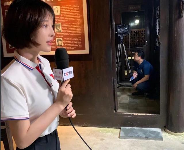 胡蝶|“央视主持”胡蝶，与大12岁名导闪婚，7年生一对儿女