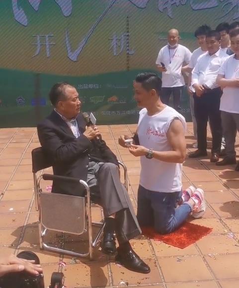 万梓良|63岁万梓良获男星当众下跪拜师，将剩茶倒其头上，还用钱拍打