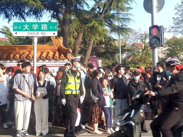 半岛新闻客户端 同比增长358.02%！假期第二天，青岛68家景区待客68.12万