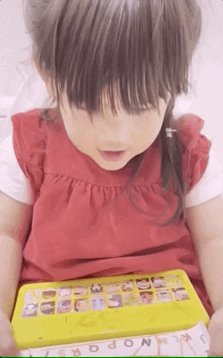 何洁|何洁久违晒娃，三个儿女坐旋转木马，同母异父的三兄妹相处很融洽