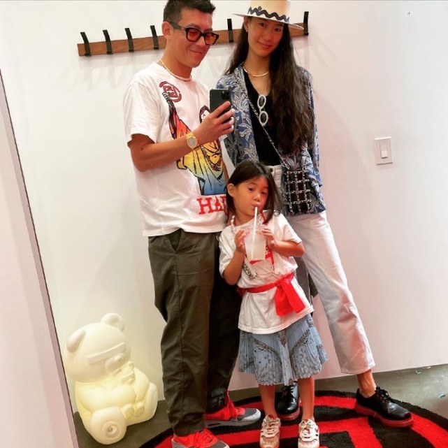 陈冠希|秦舒培“望夫眼”，与陈冠希私人飞机上秀恩爱，Alaia戴墨镜耍酷