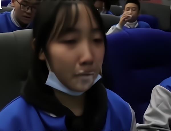 钟嘉欣|差别真大！都是看《长津湖》，有人给“冰雕连”献花，有人却举报