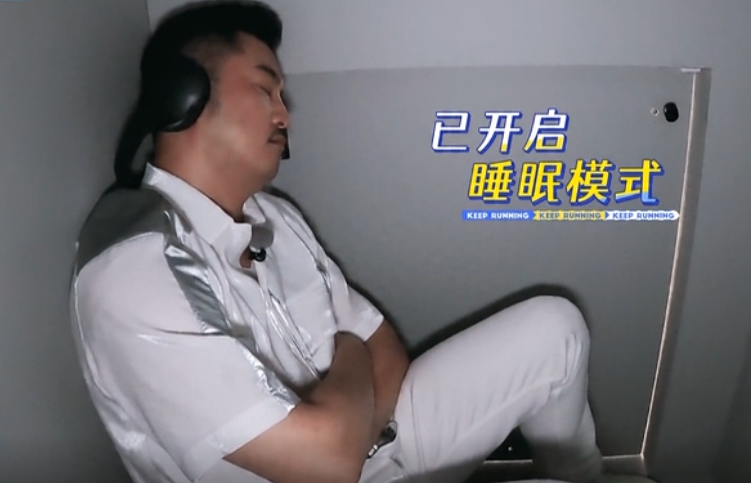 丁剑剑|穿短裙的baby，被导演要求钻箱，蹲姿完全体现有夫之妇的自觉?