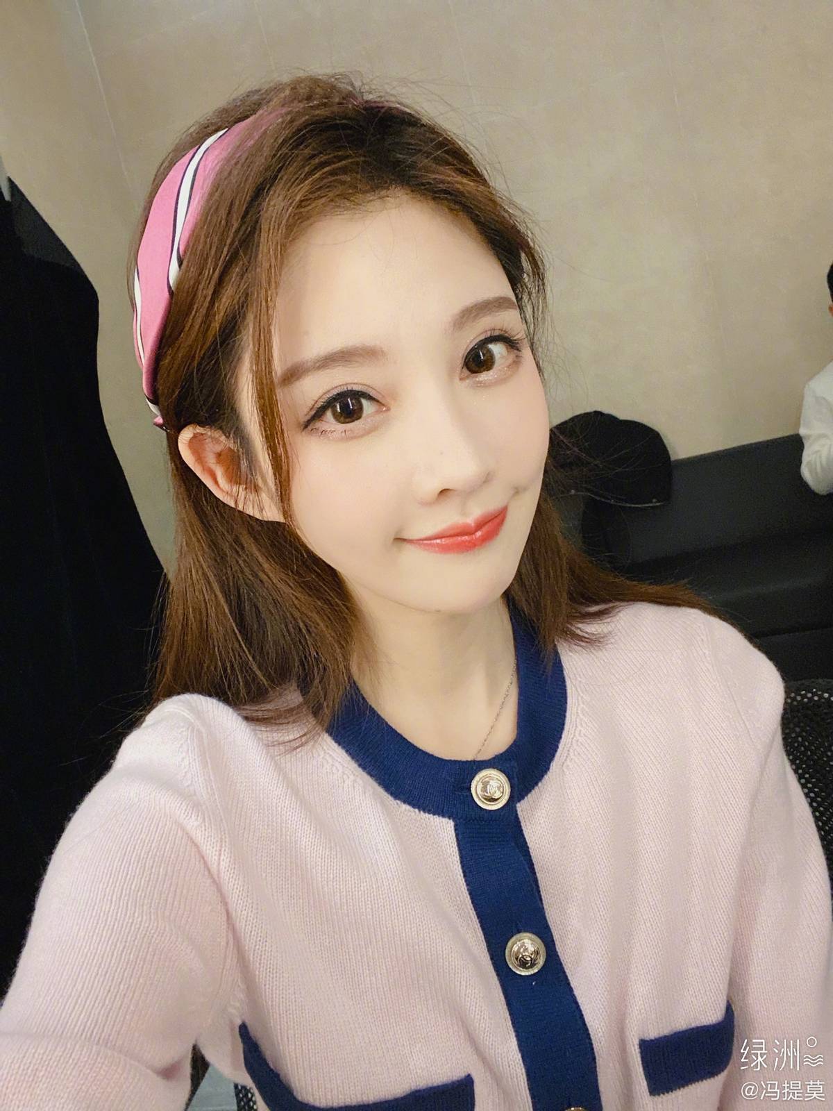 张碧晨|冯提莫张碧晨唱跳《神奇》，耿直自认舞蹈跳错，观众：太可爱了