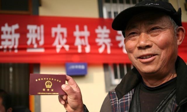 笼中的小鹦鹉|“新农保”缴费再涨!每年1000,一次性交15年,60岁领多少钱?