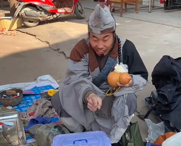 立哥社会谈 湖南一男子扮济公卖胶水走红,已吸引150万粉丝,自称今年赚200万