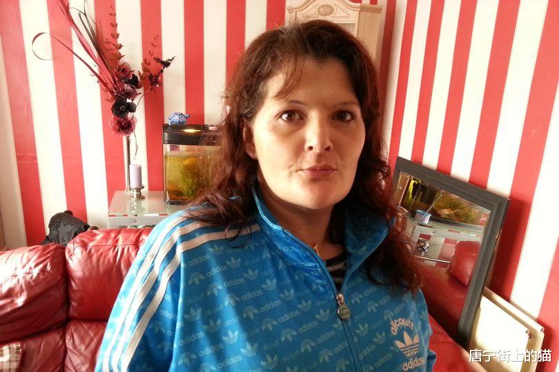 45岁的女贼偷窃成瘾,被指控278项,家乡所有商店禁止她入内