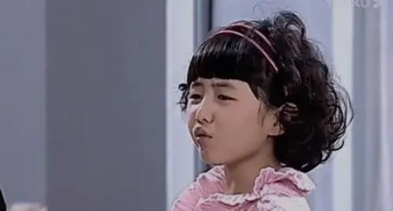 面朝黄土|张子枫拍校园戏，校服外套绑在腰上被抓拍，助理的举动却有失风度