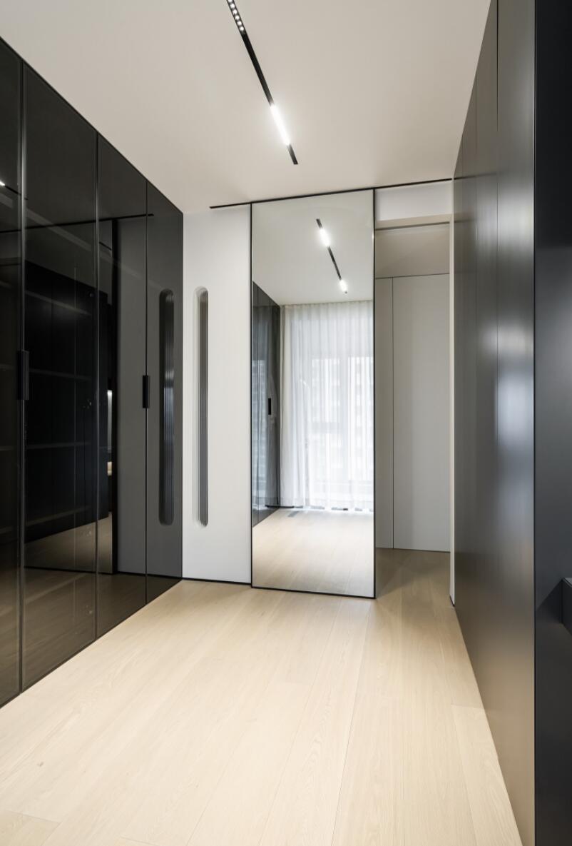 为追求简单生活，她坚持给新家断舍离，完工后窗明几净，大气极了