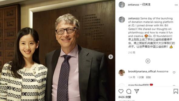 章泽天|章泽天罕见晒与女儿合照，5岁女儿戴蝴蝶结看表演，被夸像姐妹花