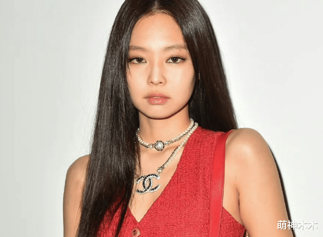 金智妮|韩国女星看秀仪态差，满身大牌依旧被嘲又黑又土，大片毫无表现力