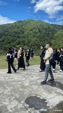 杨超越|笑不活了，“沈马”合体录制麻花首档团综，杨超越的手机壳亮了