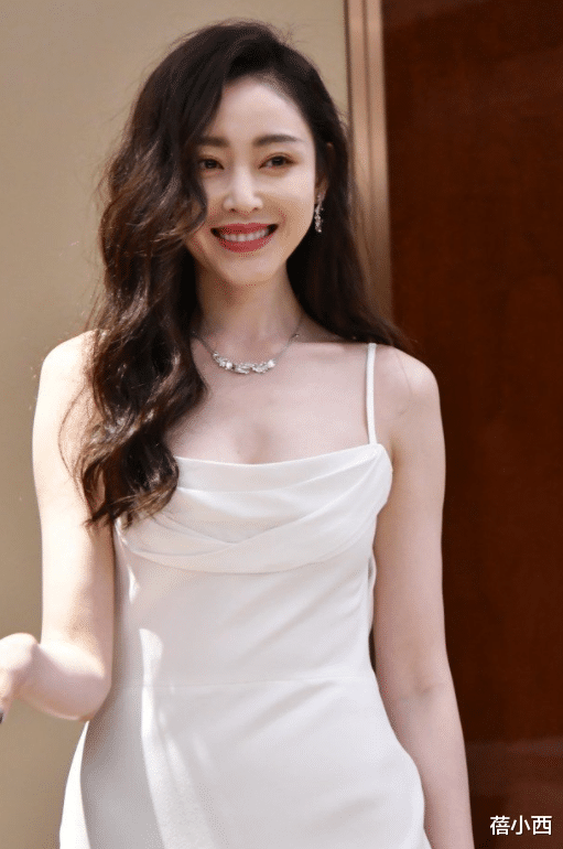 蓓小西 张天爱大胆尝试港风造型，吊带连衣裙搭配大波浪卷发，美得很高级