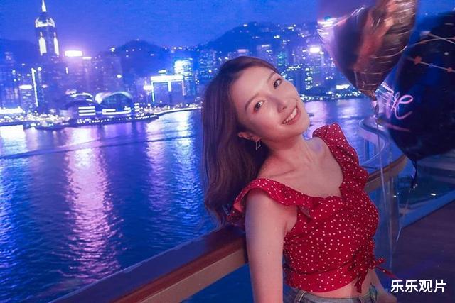 赵薇|梁洛施从加拿大搬回香港,和10岁儿子公园健身,郭嘉文开始慌了