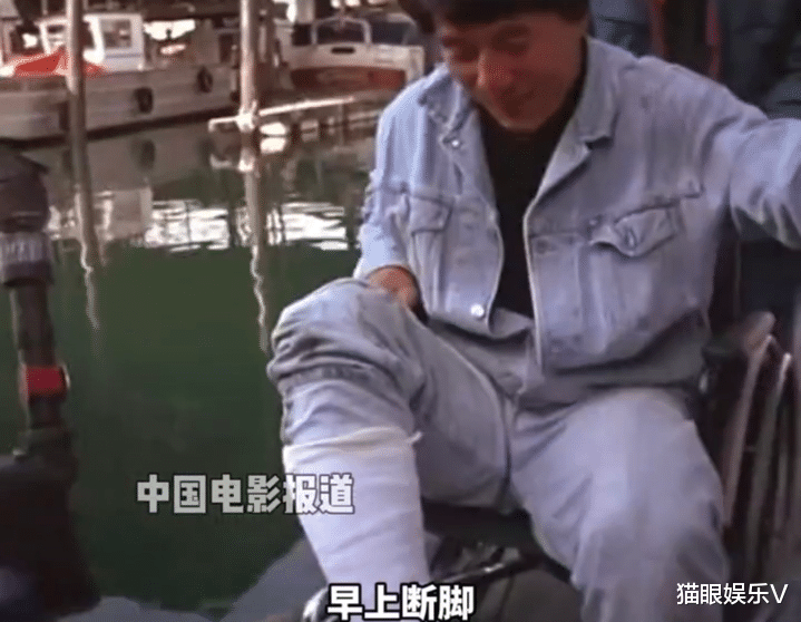 成龙|成龙回忆拍戏经历，曾早上吐血发现背部血管爆掉，下午依旧开工