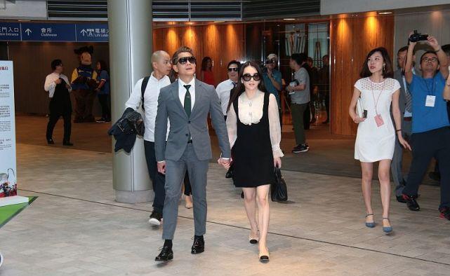 生活赋予情感|郭富城真有福气,老婆穿搭温柔大方,虽然年轻却很有贵妇气质