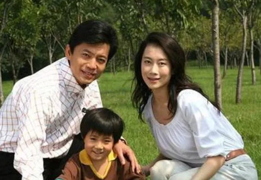 王思聪|国家一级演员何政军，携手29年的妻子是她，难怪从来不传绯闻