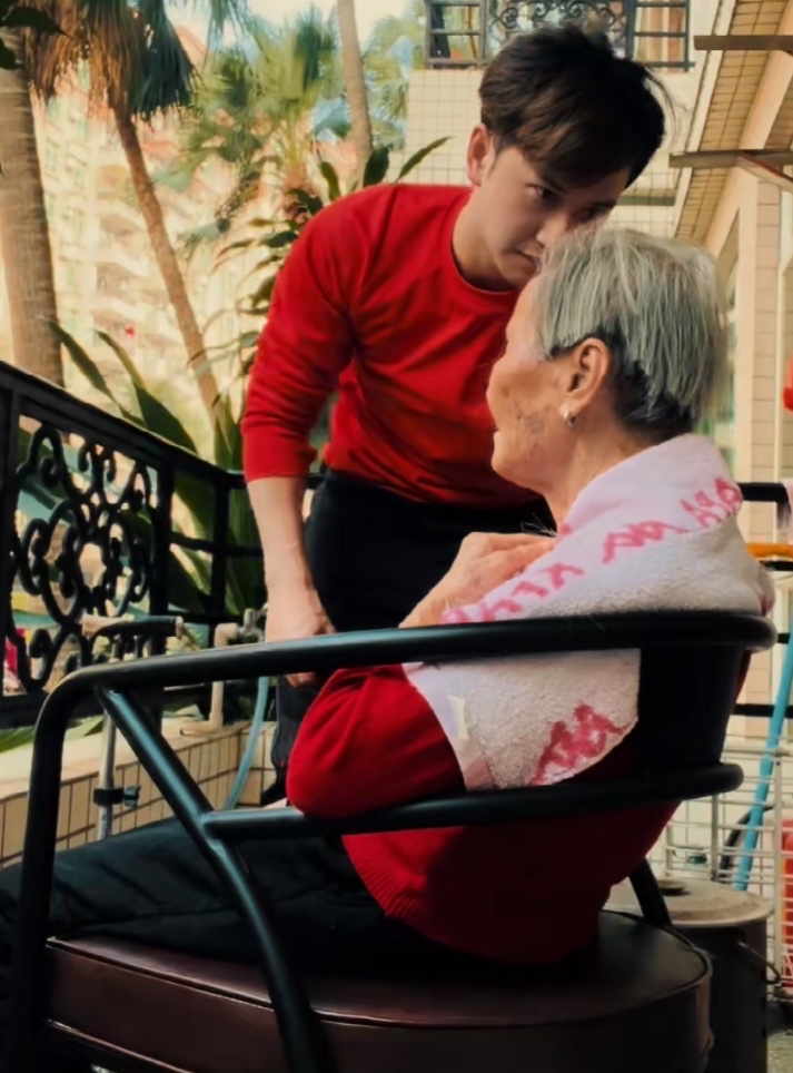 刘洲成|34岁歌手刘洲成亲自为外婆剪发，因技术太差“翻车”: 下次不许剪了