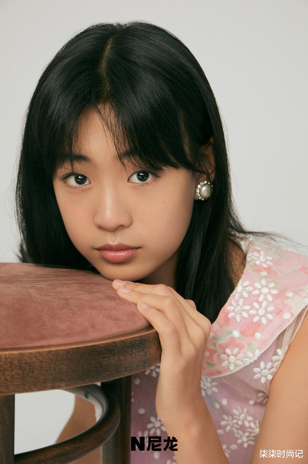 柒柒时尚记|佟大为长女首拍大片，颜值超高撞脸王祖贤，13岁身高直逼1米8