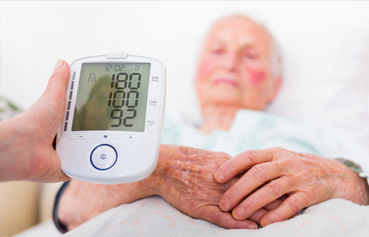 何药师健康科普 50%多房颤患者合并高血压，高血压又可诱发房颤，选对降压药是关键