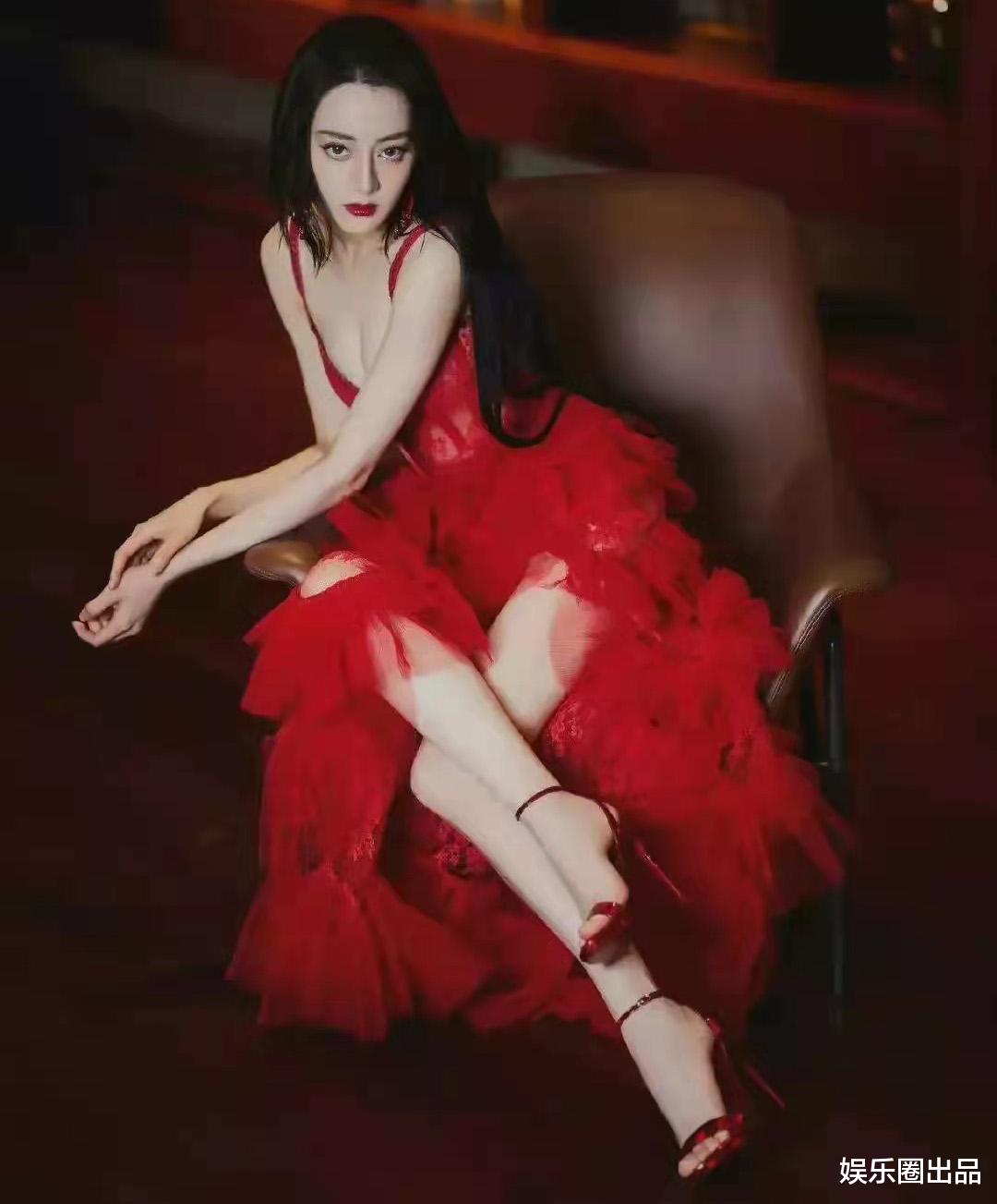 迪麗熱巴穿紅裙拍攝的大片火瞭，閱讀量超400萬，不做模特真可惜-圖3