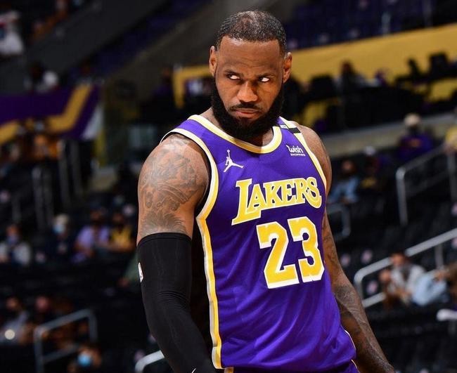 勒布朗·詹姆斯|贝勒斯怒斥詹姆斯:你应该成为一名伟大的娱乐明星,你玷污了篮球