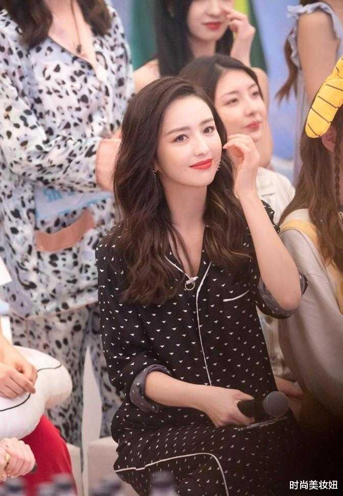 时尚美妆妞 佟丽娅的美太迷人了,穿睡衣都那么优雅大方,女生看了都心动