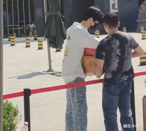 张真源|时代少年团张真源去中戏报道,被一群私生跟拍,拿快递头都不敢歪