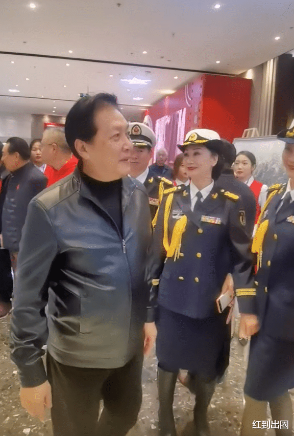 唐国强|69岁唐国强出席艺术展,穿皮衣挺大肚身姿矫健,众人自觉站在后面