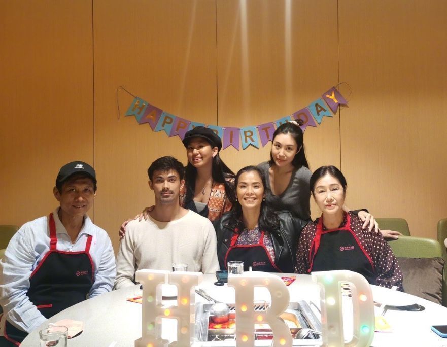 韦唯|58岁歌手韦唯晒近况，身材消瘦认不出，感叹外面风景真好