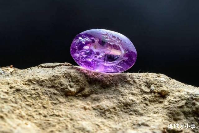 耶路撒冷发现2000年前紫水晶，神秘雕刻浮现1只鸟、1株植物